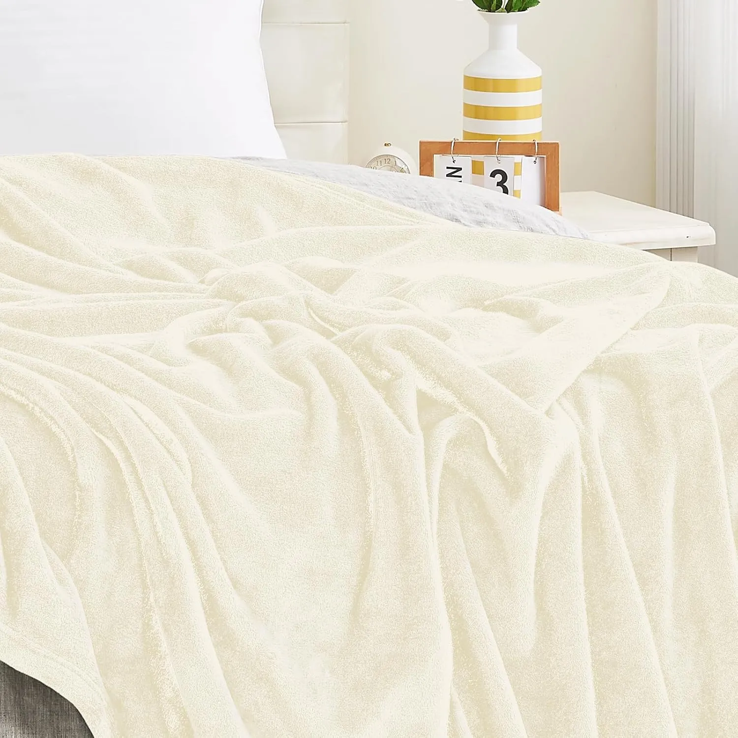 KMUSET Cream Fleece Blanket for Couch - Lightweight Super Soft Cozy Luxury Bed Blanket Microfiber 50 x 60 inches